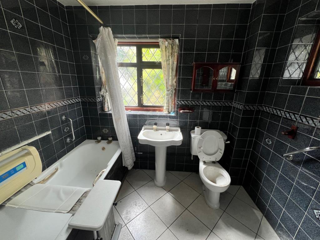 Lot: 19 - DETACHED BUNGALOW FOR REFURBISHMENT - Three piece bathroom suite